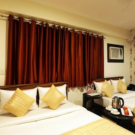 Hotel Sky Wood At Airport New Delhi Bagian luar foto