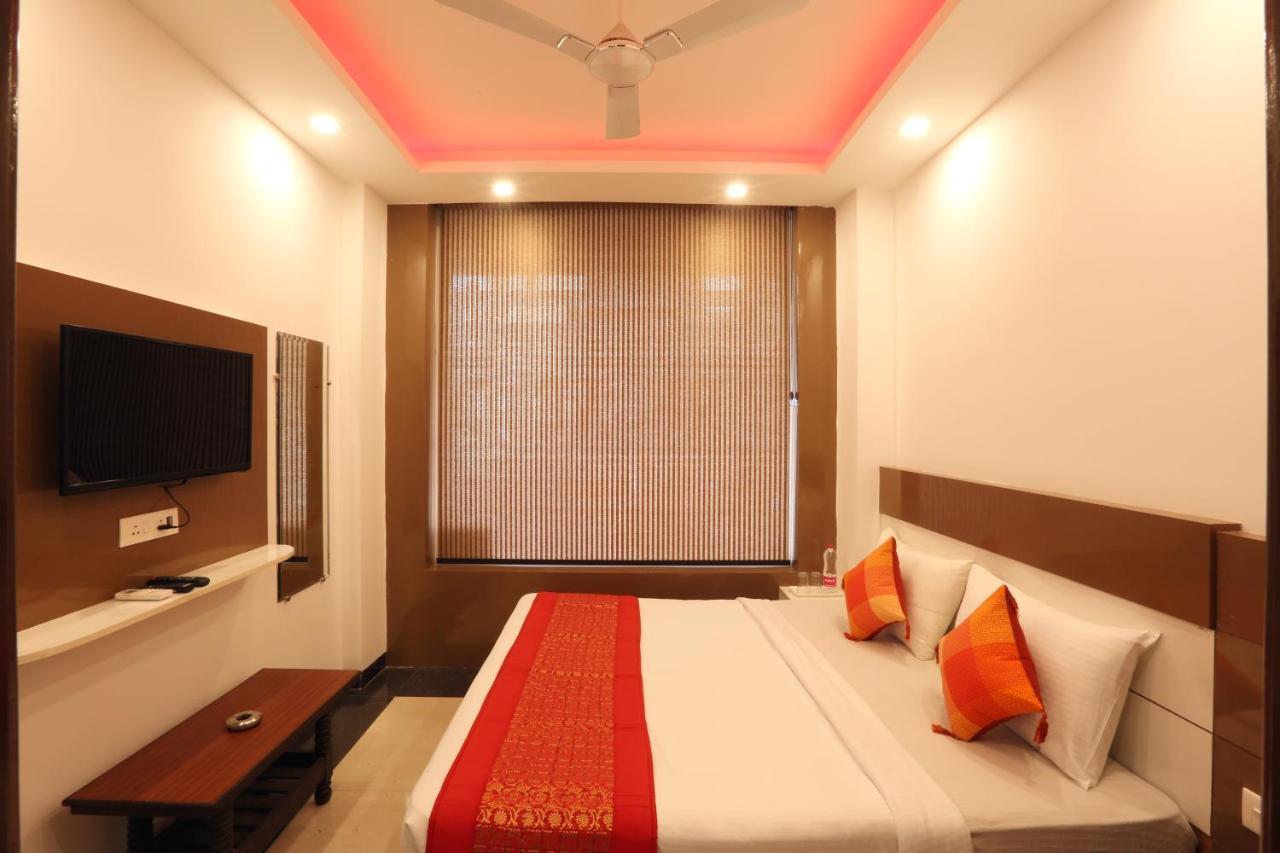 Hotel Sky Wood At Airport New Delhi Bagian luar foto