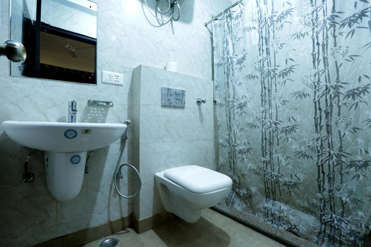 Hotel Sky Wood At Airport New Delhi Bagian luar foto