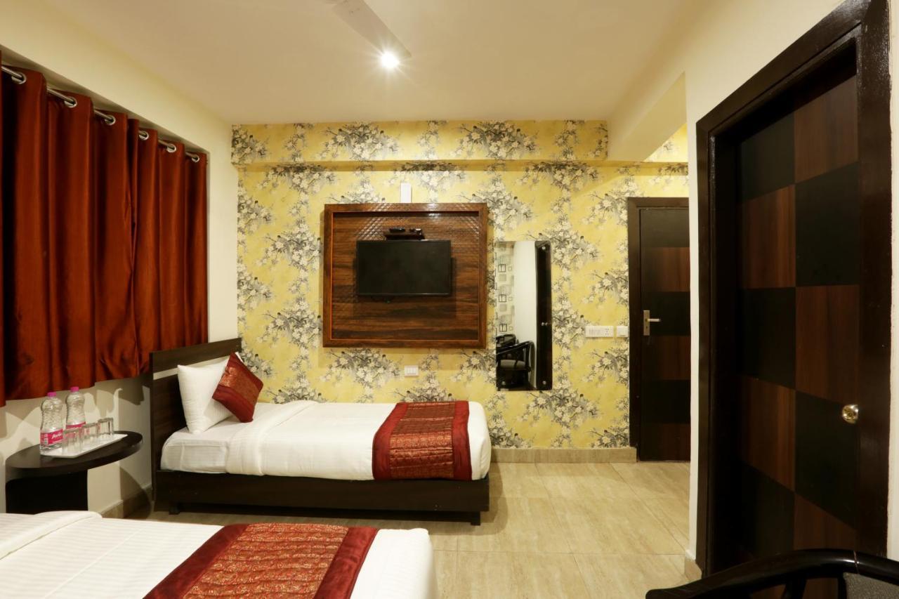 Hotel Sky Wood At Airport New Delhi Bagian luar foto