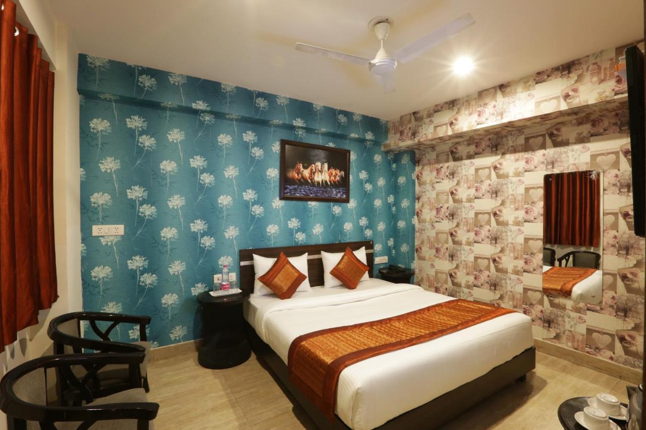 Hotel Sky Wood At Airport New Delhi Bagian luar foto