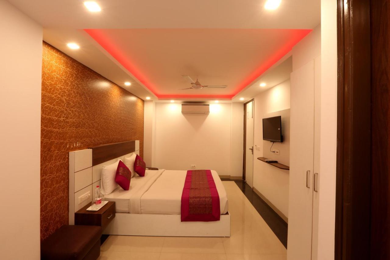 Hotel Sky Wood At Airport New Delhi Bagian luar foto