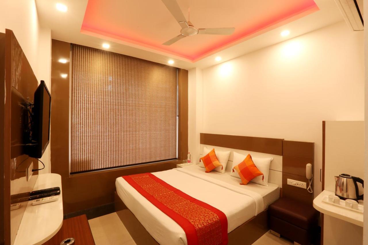 Hotel Sky Wood At Airport New Delhi Bagian luar foto