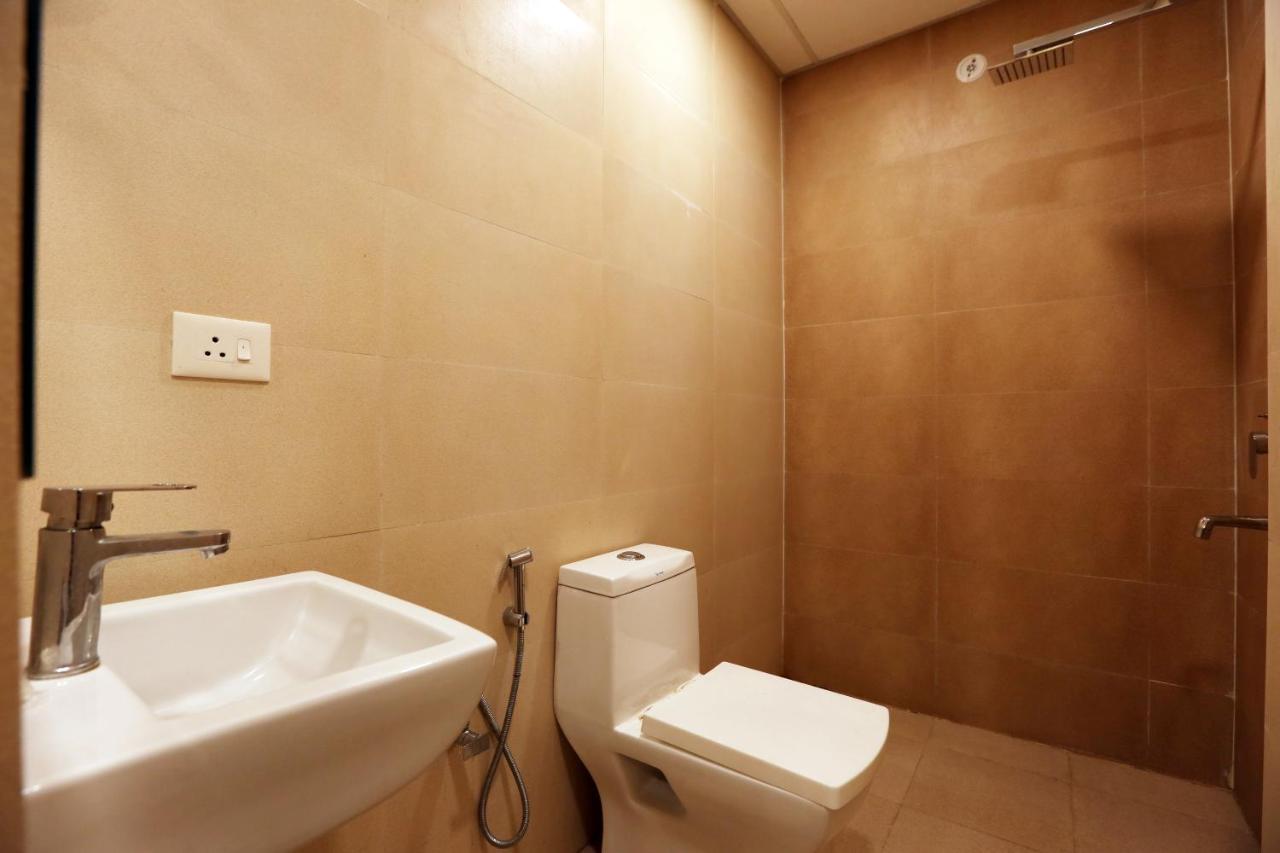 Hotel Sky Wood At Airport New Delhi Bagian luar foto