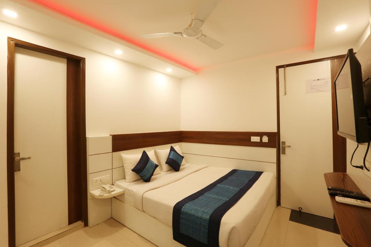 Hotel Sky Wood At Airport New Delhi Bagian luar foto