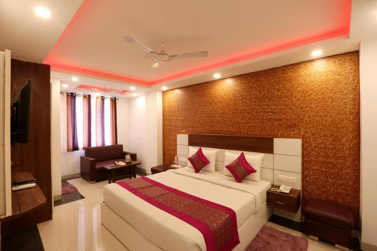 Hotel Sky Wood At Airport New Delhi Bagian luar foto