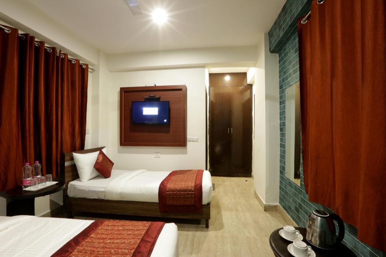 Hotel Sky Wood At Airport New Delhi Bagian luar foto
